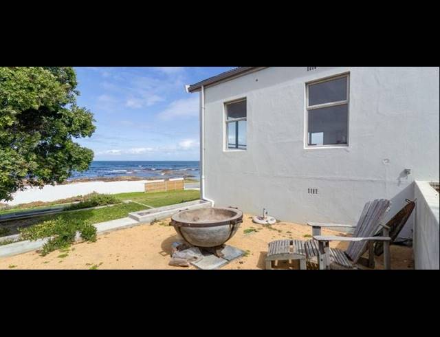 6 BEDROOM HOUSE FOR SALE IN KLEINBAAI